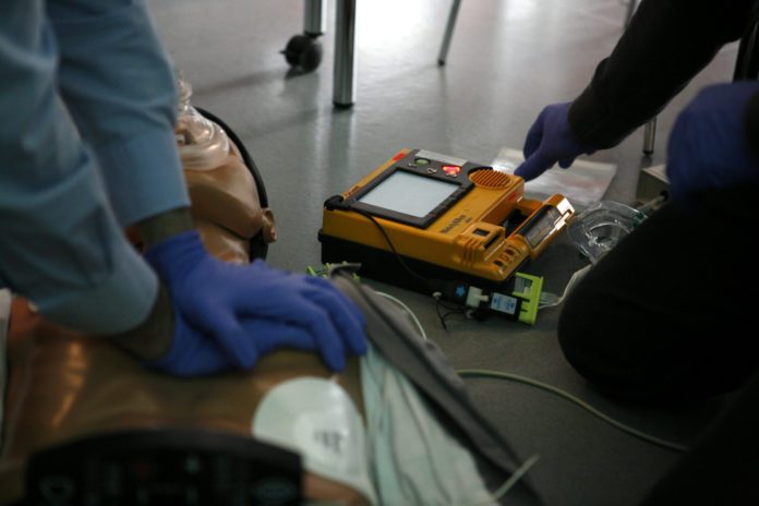 defibrillatore semiautomatico Defibrillatore semiautomatico.