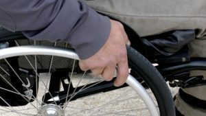 3 persone paraplegiche riescono a camminare grazie a un impianto rivoluzionario