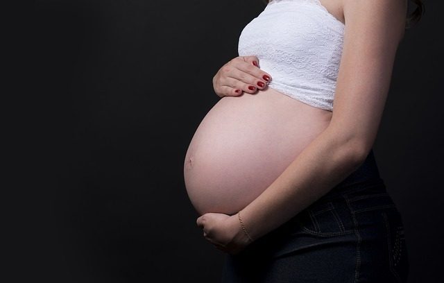 Ha il cancro alla cervice uterina, dà alla luce lo stesso una figlia