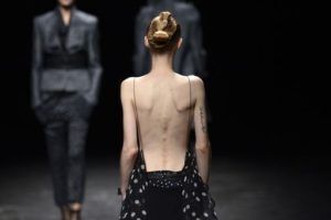 La moda francese dice basta alle modelle troppo magre