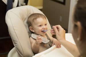 Quando il bambino può mangiare cibo solido per la prima volta?