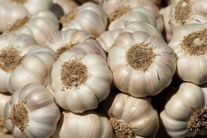I poteri salutari dell’aglio: ecco cosa contrasta