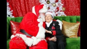 86enne con l’Alzheimer si riprende un po’ accanto a Babbo Natale