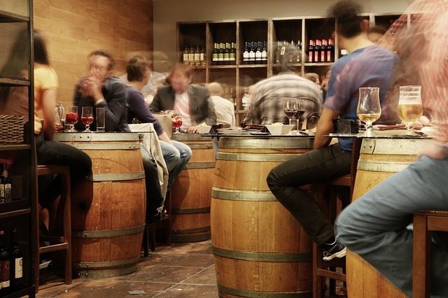 Bere una birra con gli amici al pub fa bene alla salute