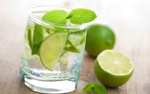 Bere succo di limone ti aiuterà ad affrontare questi 12 problemi