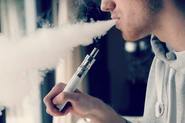 800px-e-cigarette-electronic_cigarette-e-cigs-e-liquid-vaping-cloud_chasing_15728980613.600