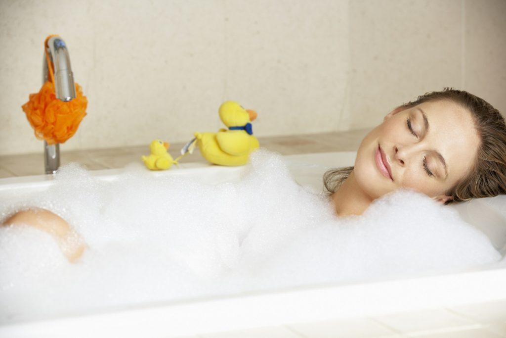 I benefici del bagno caldo: relax, brucia calorie e zuccheri