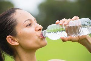 Quanta acqua hai davvero bisogno di bere ogni giorno?