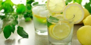 5 motivi perché fa bene bere acqua e limone ogni giorno