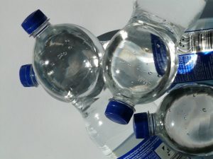 Tracce di plastica nell’acqua di 250 bottiglie di marche famose