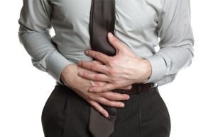 Dolore allo stomaco? Le cause più comuni (e quando andare dal medico)