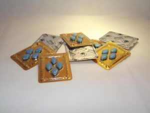 Compie 20 anni il Viagra: funziona veramente? Ha effetti collaterali?