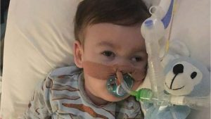 Alfie Evans, spina staccata. L’annuncio della mamma: “È sorprendente”