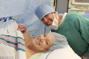 Nel Regno Unito la madre può ‘assistere’ al parto cesareo con un telo trasparente
