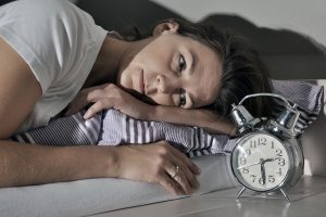 Dormire con gli occhi aperti: ecco cosa si rischia