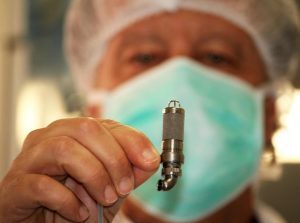 Mini-cuore artificiale salva la vita di una bambina di 3 anni