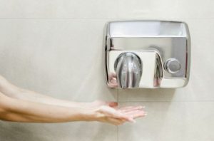 Scienziati USA: “Gli asciugamani elettrici sono un covo di batteri”