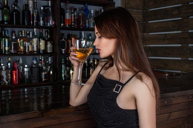 ragazza che beve alcol