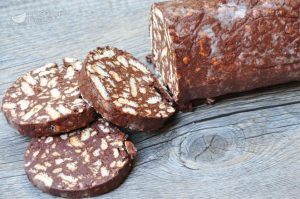 Frammenti di gomma nel salame di cioccolato, ritirato dal mercato