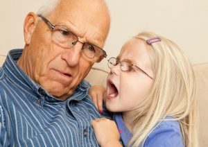 Perdita dell’udito da anziani: fattori di rischio, sintomi e suggerimenti