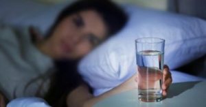 Ecco perché è importante bere un po’ d’acqua prima di andare a letto