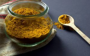 Curcuma: perché fa bene (e perché può fare anche male)