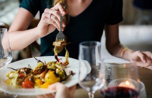 5 motivi per cui mangiamo più di quanto dovremmo