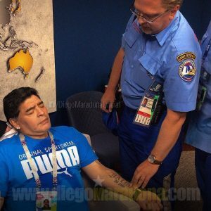 Maradona sta male durante la partita di calcio. Ecco cosa gli è successo