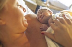 Una donna partorisce 2 volte il figlio e gli salva la vita