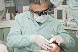 Va dal dentista per una protesi, bocca e mandibola paralizzate