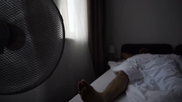 Ecco perché non dovresti dormire con il ventilatore acceso