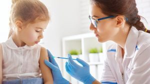 Guarisce dalla leucemia ma non può andare a scuola: i compagni non sono vaccinati