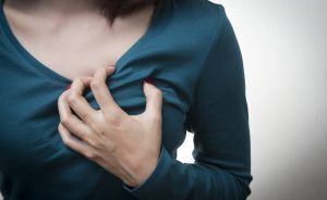 Vittima di un infarto, infermiera avverte le donne sui sintomi