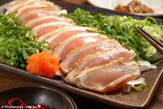 Mangia il sashimi di pollo e rischia di diventare cieco
