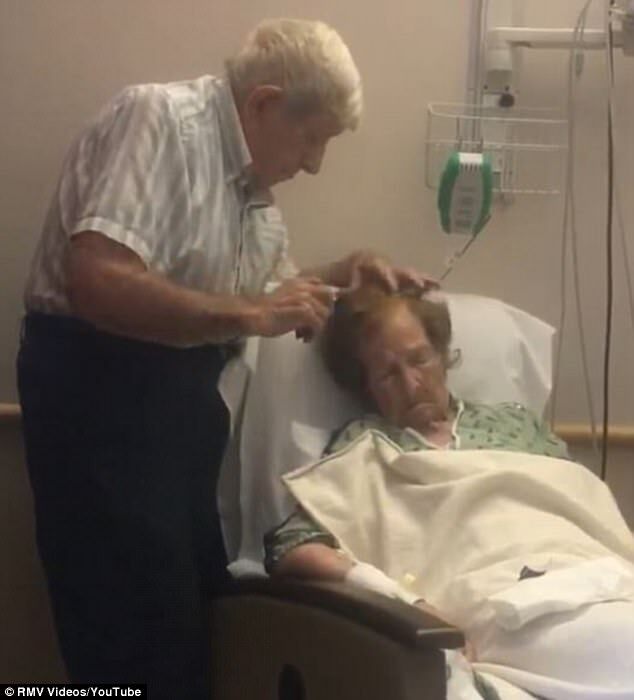 marito pettina la moglie in ospedale