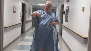 Mamma incinta balla nella corsia dell’ospedale (insieme agli infermieri)