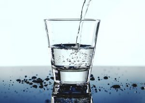 Sai che anche bere molta acqua fa male? Ti spieghiamo perché