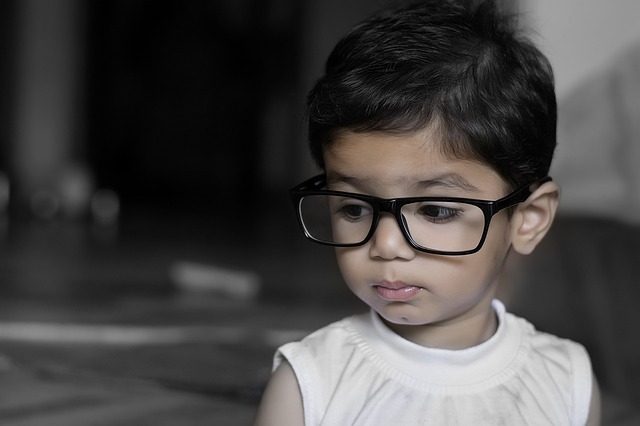 bambina con occhiali