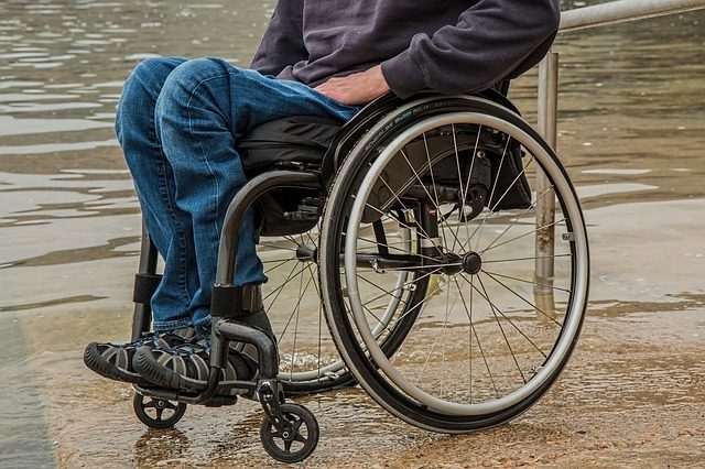 Alzati e cammina: paraplegico riesce a camminare con un piccolo elettrodo