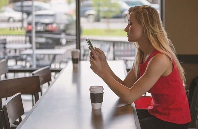 Troppo smartphone fa male al collo. Ecco perché