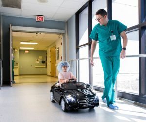 Auto giocattolo accompagna i bambini in sala operatoria