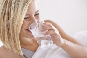 Cosa succederebbe al nostro corpo se bevessimo solo acqua