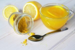 6 motivi per bere acqua, curcuma e limone