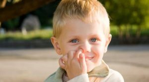 Mettersi le dita nel naso può diffondere la polmonite