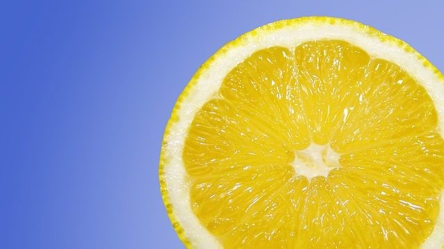 Cosa succede se dormi con le fette di limone accanto al letto