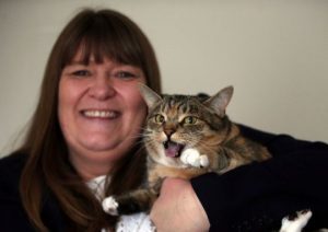 Donna scopre di avere un tumore grazie al suo gatto
