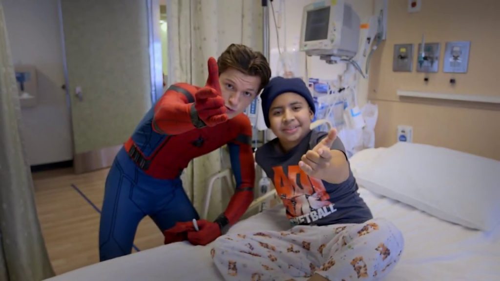 Spiderman in ospedale per divertire i piccoli pazienti