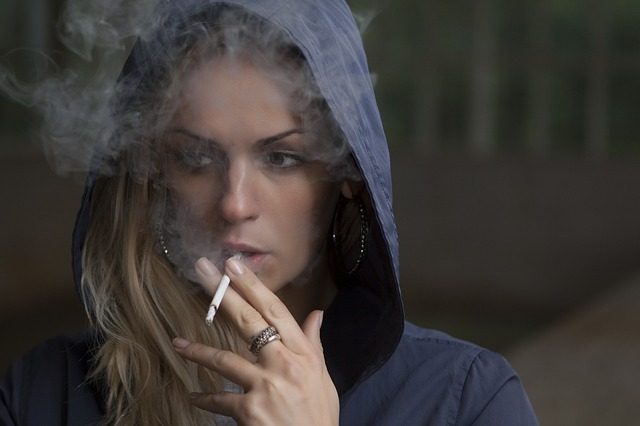 donna che fuma donna che fuma
