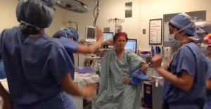 Paziente e infermieri ballano prima di un’operazione chirurgica