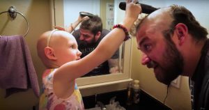 Bimba è calva per l’alopecia. La prendono in giro e il padre reagisce così